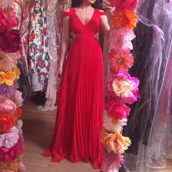 Red cut-out gown - Picture 8 of 9